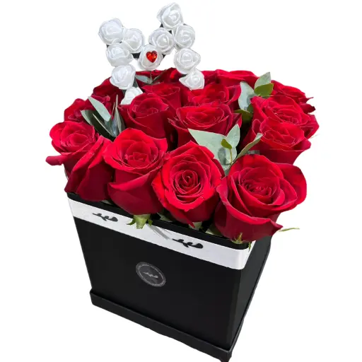 Caja black con rosas rojas importadas con letra inicial