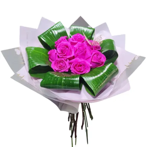 Ramo de 12 rosas fucsia con papel coreano y mariposa 