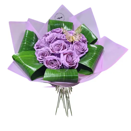 Ramo de 12 rosas lavanda con papel coreano y mariposa